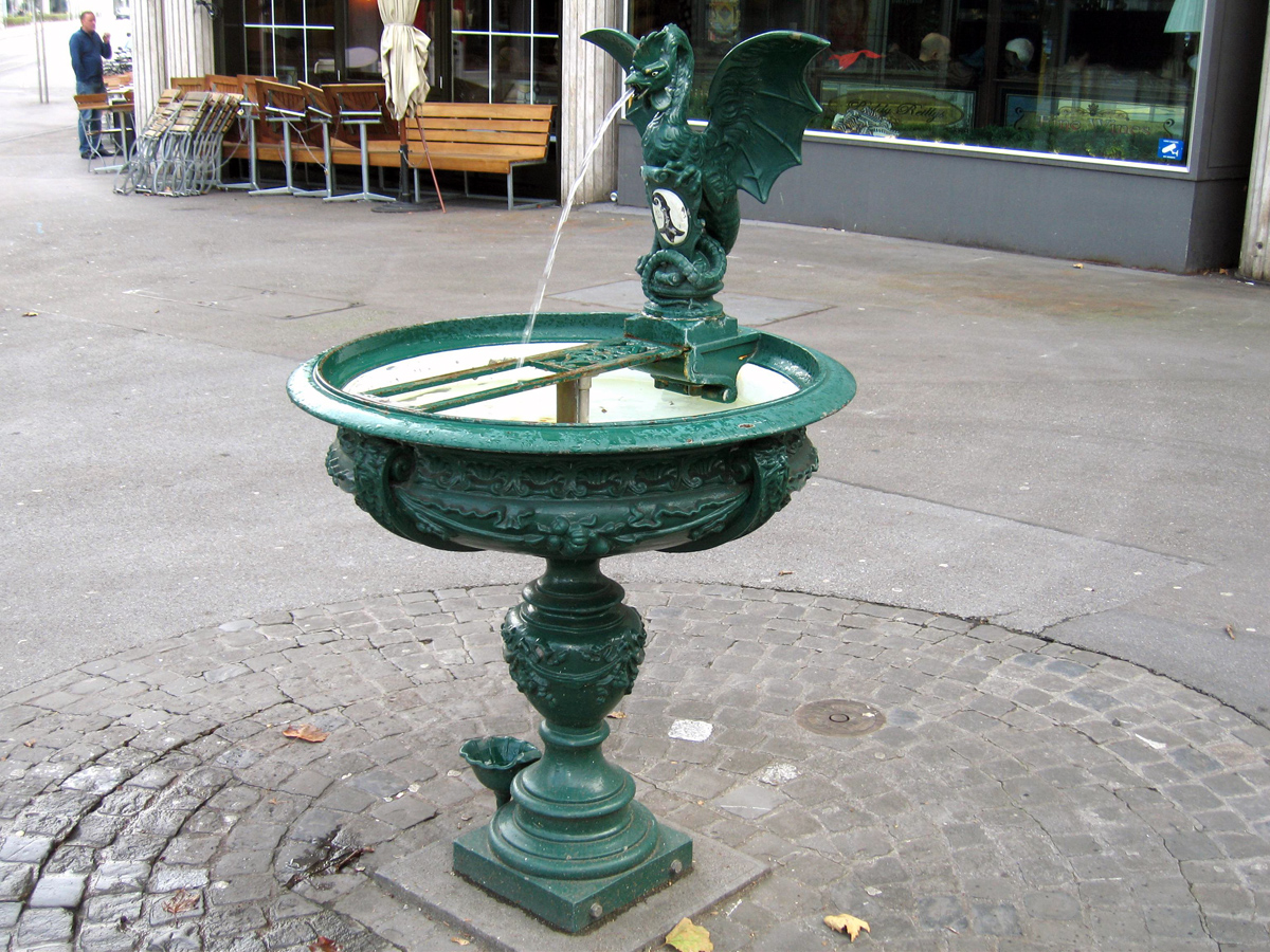 Basiliskenbrunnen *** 1983 *** Gusseisen, Grün gestricken *** Bronze (Basilisk) *** Geschenk der Stadt Basel