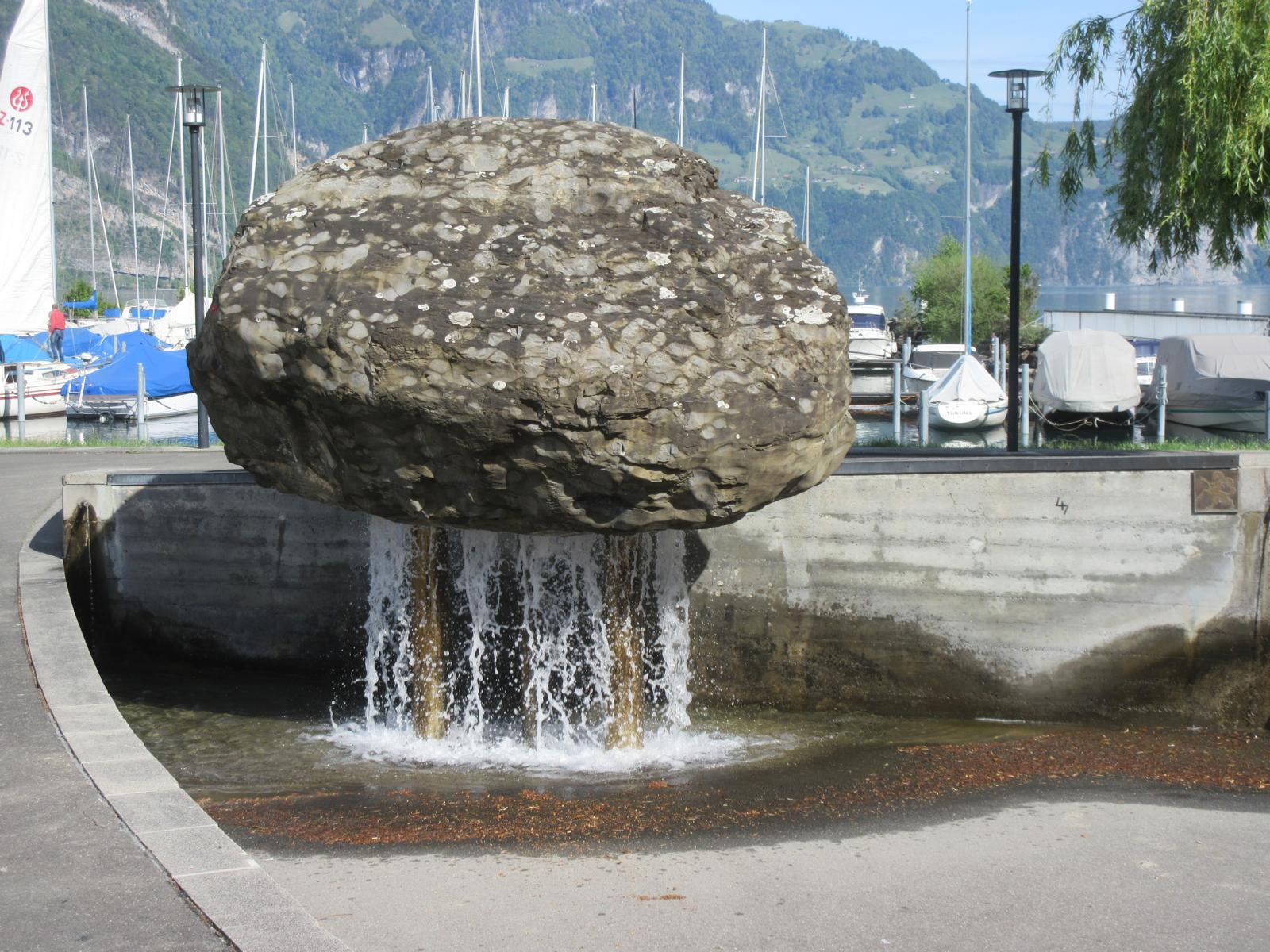 Hafen / Schaffhauser Brunnen *** 1991 *** Beton *** Flysch mit Kalkknollen *** Der Brunnen befindet sich auf dem zur 700-Jahrfeier initiierten "Weg der Schweiz", auf dem Schaffhauser Teilstück.