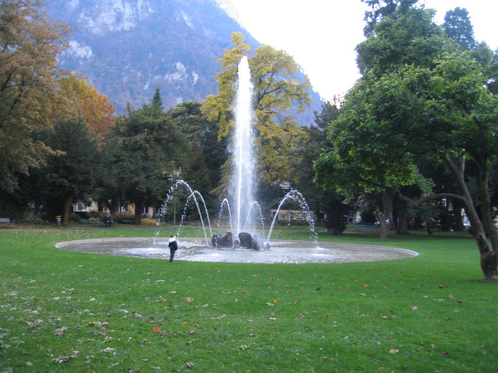 Springbrunnen Glarner Volksgarten *** 1876 [2] *** Beton *** Kalkblöcke *** Springbrunnen