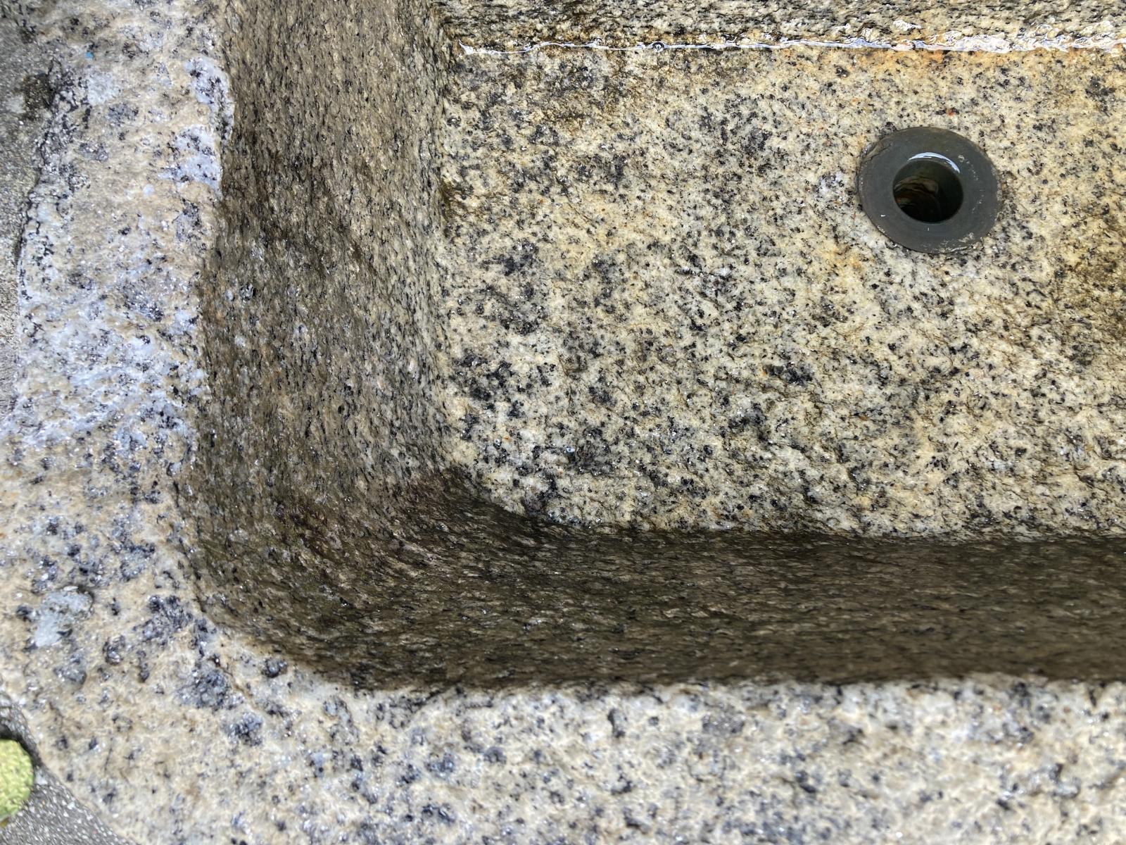 ...kleines Becken aus Zweiglimmer-Granit; mit schwarzem Biotit und silbrig glänzendem Muskovit, Quarz und Feldspat. ...kleines Becken aus Zweiglimmer-Granit; mit schwarzem Biotit und silbrig glänzendem Muskovit, Quarz und Feldspat.
