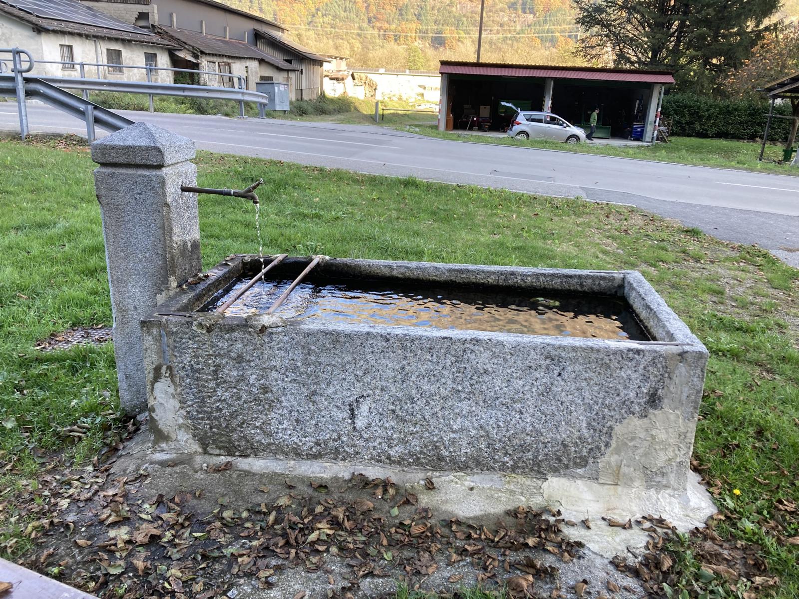 Brunnen In Peláu aus Lodrino-Gneis (Leventina-Gneis)... Brunnen In Peláu aus Lodrino-Gneis (Leventina-Gneis)...