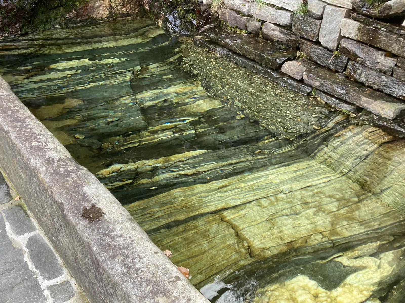 ...gebänderter Gneis, so genannter Lodano-Gneis der penninischen Maggia-Decke. Die dunkeln Biotit-Feldspat-Gneise sind von vielen Quarz-Feldspat-Gängen durchdrungen. Das Gestein gehört zum prävariszischen Grundgebirge und ist mehr als 400 Millionen Jahre alt. ...gebänderter Gneis, so genannter Lodano-Gneis der penninischen Maggia-Decke. Die dunkeln Biotit-Feldspat-Gneise sind von vielen Quarz-Feldspat-Gängen durchdrungen. Das Gestein gehört zum prävariszischen Grundgebirge und ist mehr als 400 Millionen Jahre alt.