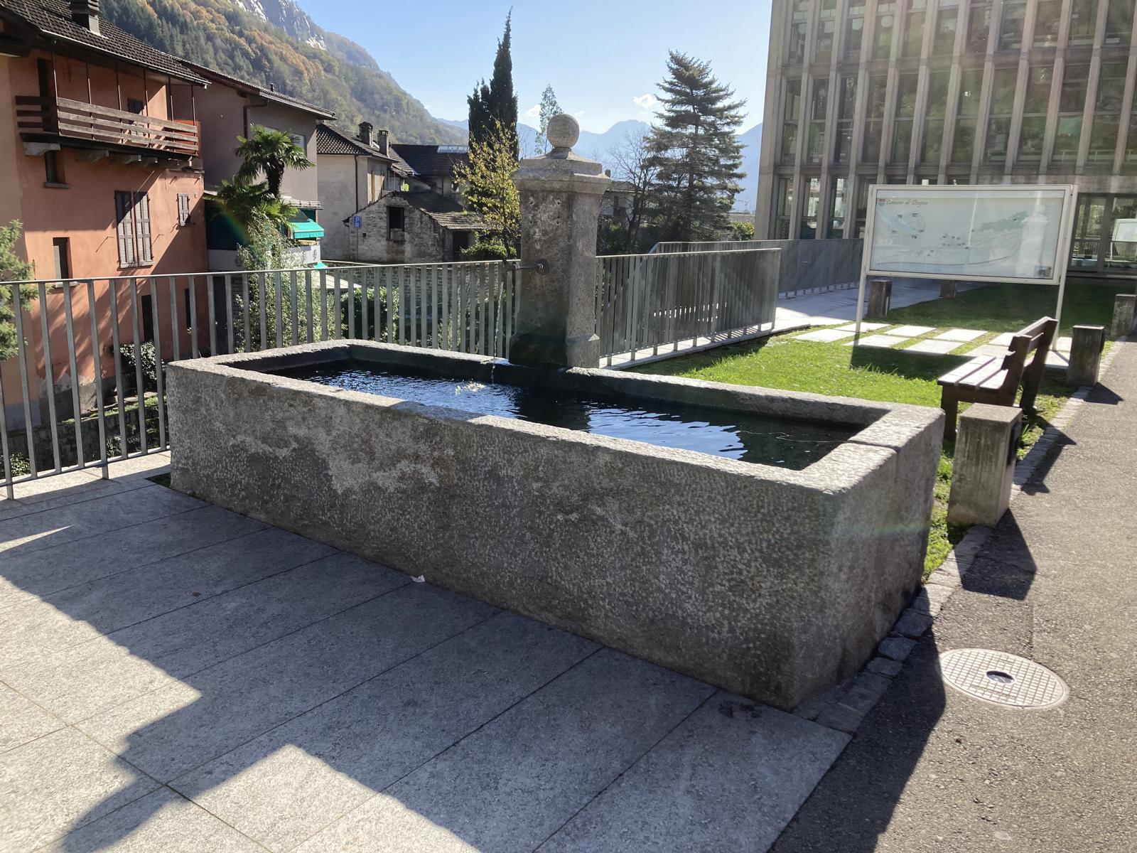 Brunnen vor Schulhaus: Brunnen vor Schulhaus: