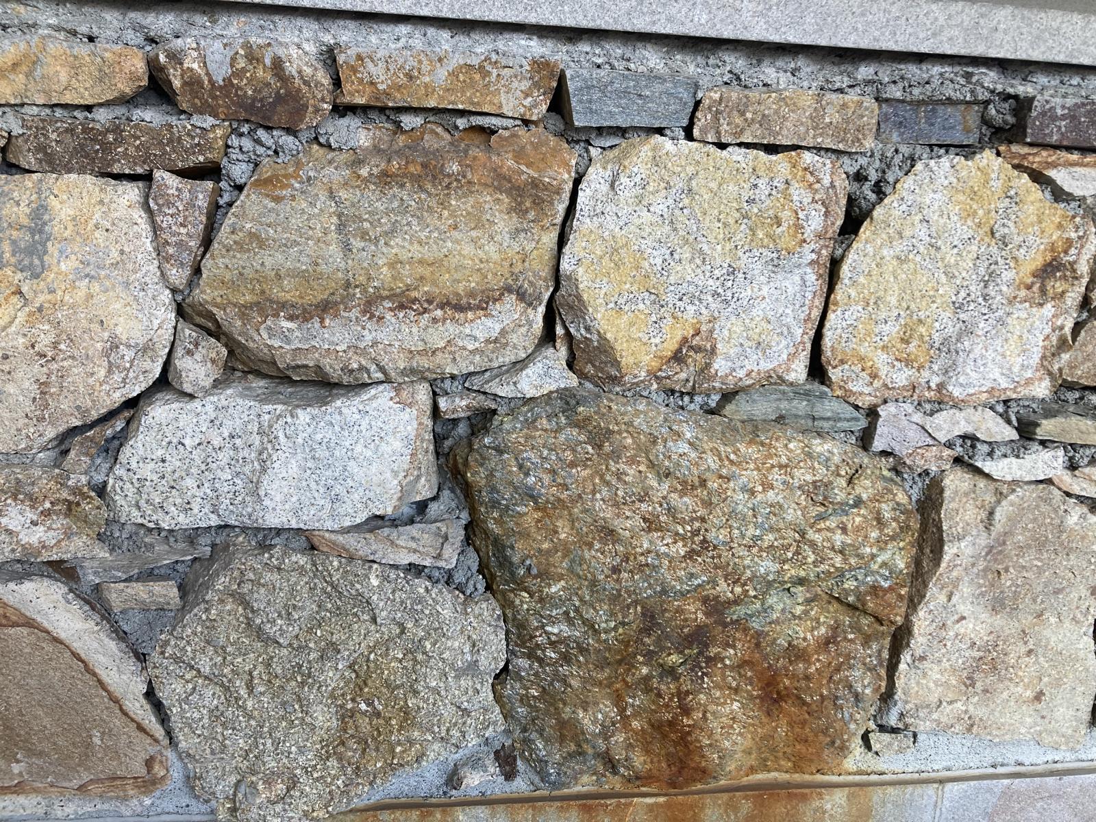 Bruchsteinmauerwerk mit lokalen Gesteinen - hellem Biotitporphyr (obere Hälfte), grünlich-grauem Gneis, Muskovitgneis mit rostiger Schieferungsfläche (unten Mitte),
dendritische Schieferungsflächen (Dendriten: verästelte Manganoxidausscheidungen; Ecke unten links). Bruchsteinmauerwerk mit lokalen Gesteinen - hellem Biotitporphyr (obere Hälfte), grünlich-grauem Gneis, Muskovitgneis mit rostiger Schieferungsfläche (unten Mitte),
dendritische Schieferungsflächen (Dendriten: verästelte Manganoxidausscheidungen; Ecke unten links).