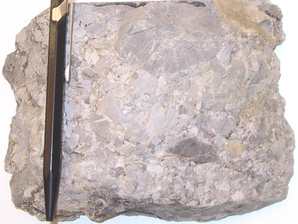 Geologie - Hauptdolomit (6): Dolomit ist ein Mineral und ein Karbonatgestein mit der Formel: CaMg(CO3)2. 1791 wurde das Mineral durch Herrn de Dolomieu erstmals beschrieben. Er bemerkte, dass Dolomit im Gegensatz zu Calcit/Kalk mit Salzsäure nur schwach braust. Nach de Dolomieu wurde der Dolomit benannt. Dolomit als Gestein kann im Uferbereich von Meeren gebildet werden. Nötig sind Wärme, nicht allzu salziges Wasser und eine Zufuhr von Magnesium, z.B. durch Flüsse oder Grundwasser. Die Dolomitgebirge um Arosa herum - unter anderem gehören das Weisshorn und die Aroser Dolomiten (Älpliseehorn, Leidfluh, Schiesshorn) dazu - stammen ursprünglich von einem (sub)tropischen Strand her.