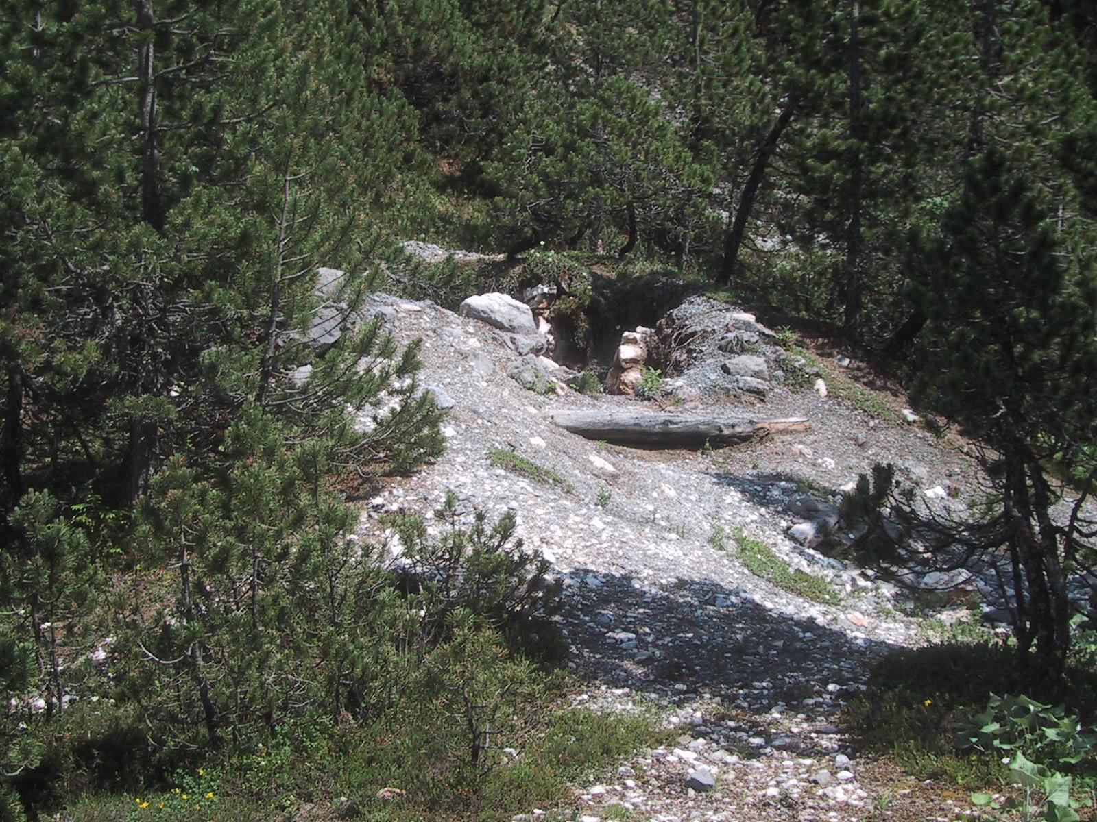 Rohstoffe - Kalkofen (8): Im Kalkofen Isel, Arosa, wurde nicht Kalk sondern der hier vorhandene Dolomit gebrannt. Gebrannter Kalk wurde früher zum Herstellen von Mörtel und als Kalkmörtel verwendet.