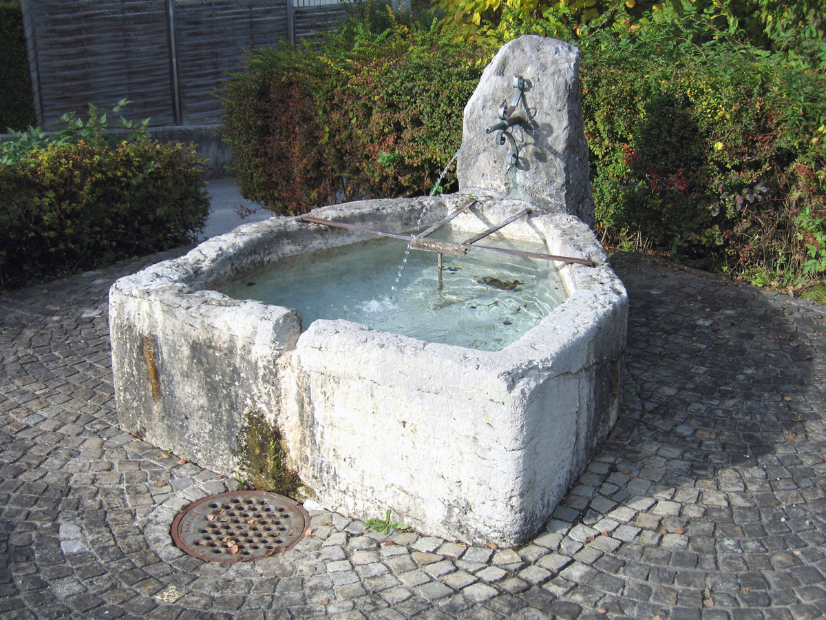 Mühlebrunnen *** o.J. (19. Jh.) *** Seewer-kalk (o.J.) *** Troskalk (1976) *** Der Brunnen wurde 1976 errichtet. Das monolithische Becken dürfte aus dem 19. Jh. stammen.