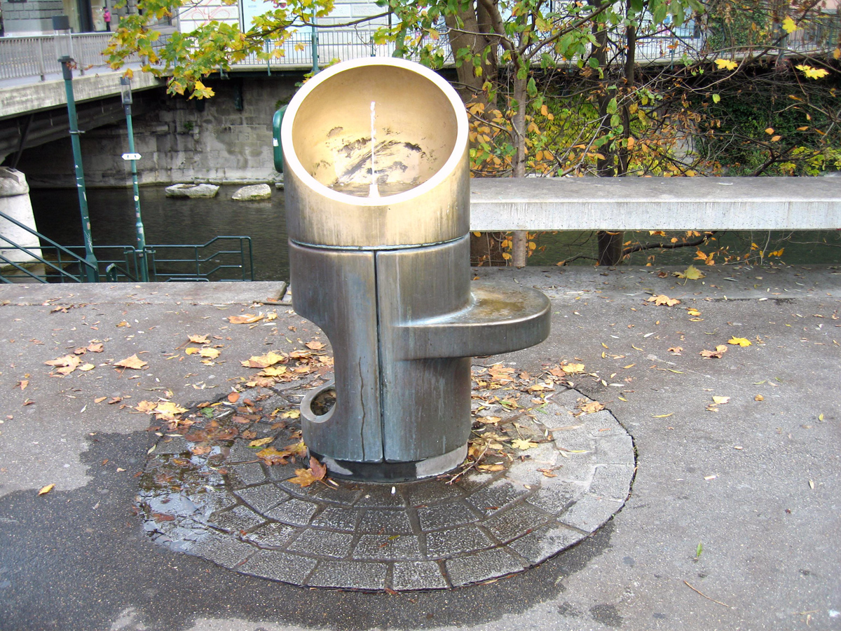 Notwasserbrunnen Gessnerallee *** 1976ff *** Bronze *** - *** Entwurf Alfred Aebersold, 1973 (Quellwassernetz)