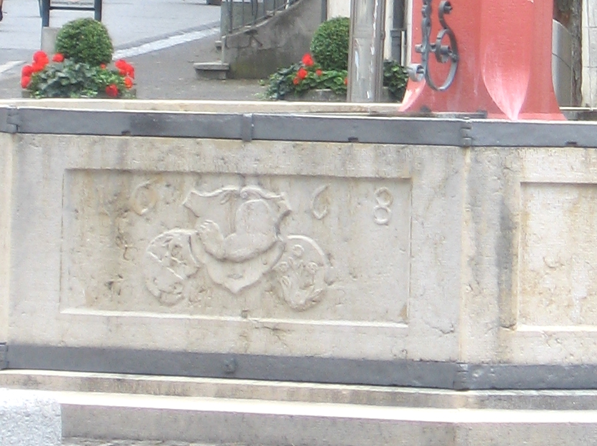 Detail Vennerbrunnen aus Solothurner Kalk mit Jahrzahl 1668 und Bürener Wappen "Bärentatze". Während diese Platte original erhalten blieb, wurden die andern Platten bei der Restaurierung 1987/88 ersetzt. Detail Vennerbrunnen aus Solothurner Kalk mit Jahrzahl 1668 und Bürener Wappen "Bärentatze". Während diese Platte original erhalten blieb, wurden die andern Platten bei der Restaurierung 1987/88 ersetzt.