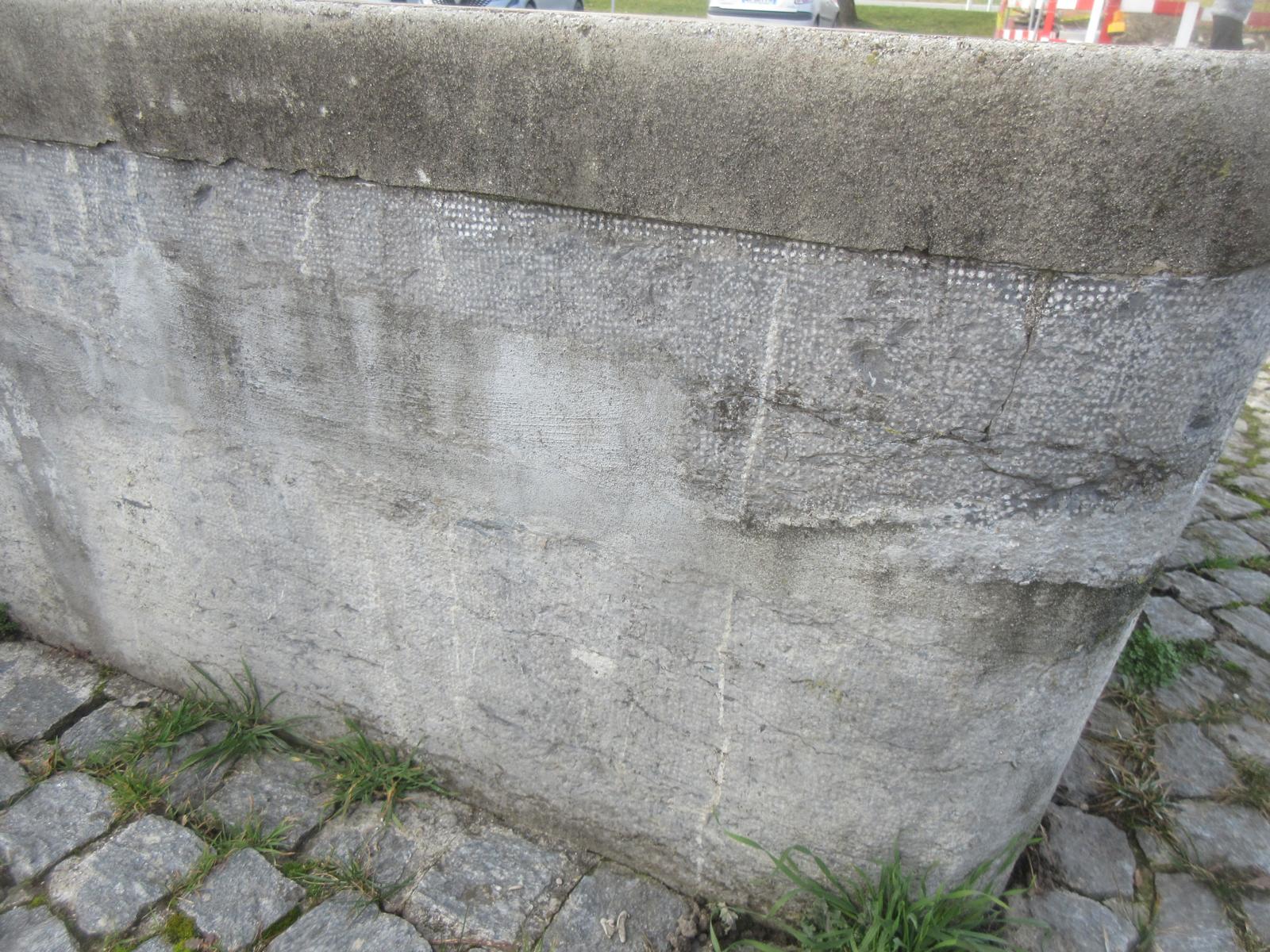 ...unten dunkler St-Triphon-Kalk (hell anwitternd) mit Zementflicken, aufmodellierter Zementrand. ...unten dunkler St-Triphon-Kalk (hell anwitternd) mit Zementflicken, aufmodellierter Zementrand.