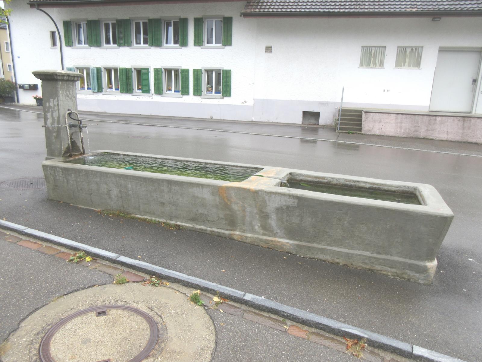 Poststrasse / Brunnenweg *** o.J. *** Beton *** Beton *** Haupt- und Sudelbecken; <a href="./files/wasseranalyse_zh_-_huettikon.pdf" target="_blank">Wasseranalyse</a>