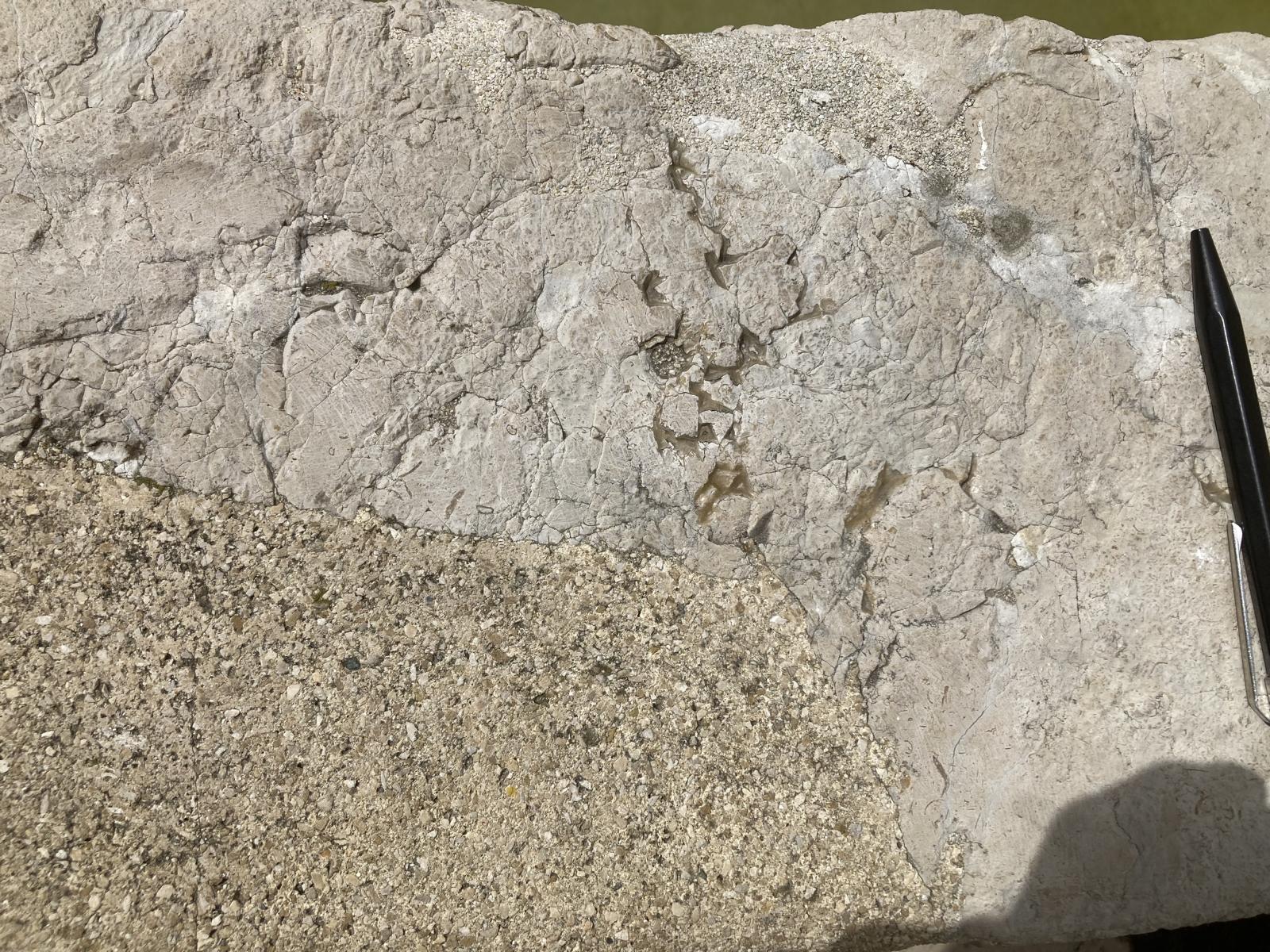 Das Gestein ist klüftig; Absprengungen mussten mit Zement (unten links und oben) geflickt werden. Offene Klüfte wurden mit Kunststoffinjektionen abgedichtet und verfüllt (Mitte rechts). Das Gestein ist klüftig; Absprengungen mussten mit Zement (unten links und oben) geflickt werden. Offene Klüfte wurden mit Kunststoffinjektionen abgedichtet und verfüllt (Mitte rechts).