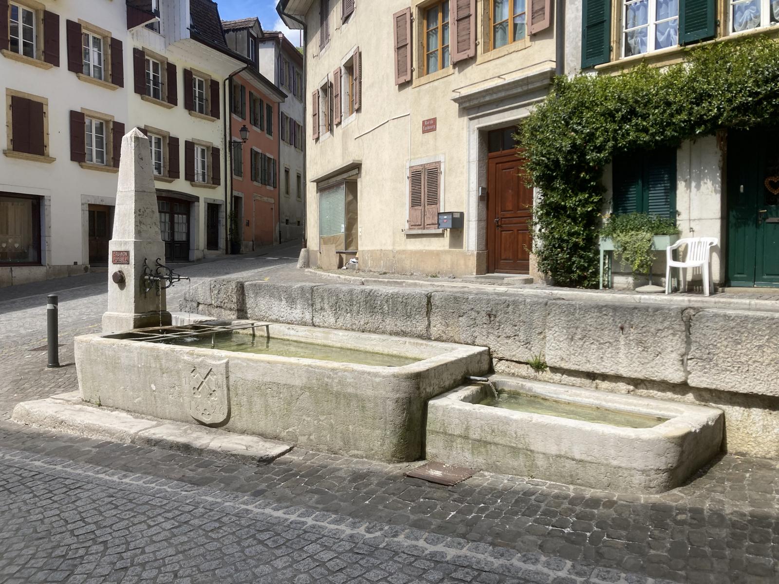 Brunnen Rue du Faobourg aus lokalem Malmkalk mit Fossilbruchstücken. Brunnen Rue du Faobourg aus lokalem Malmkalk mit Fossilbruchstücken.