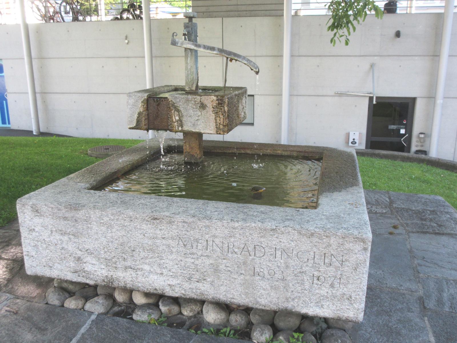 Meinrad-Inglin-Brunnen *** 1968 *** Granitgneis *** Bronze (Maria Luisa Wiget M.L.W. 1968) *** Meinrad Inglin, Schriftsteller, 1893-1971; der Brunnen wurde zum 75. Geburtstag Inglins errichtet.
