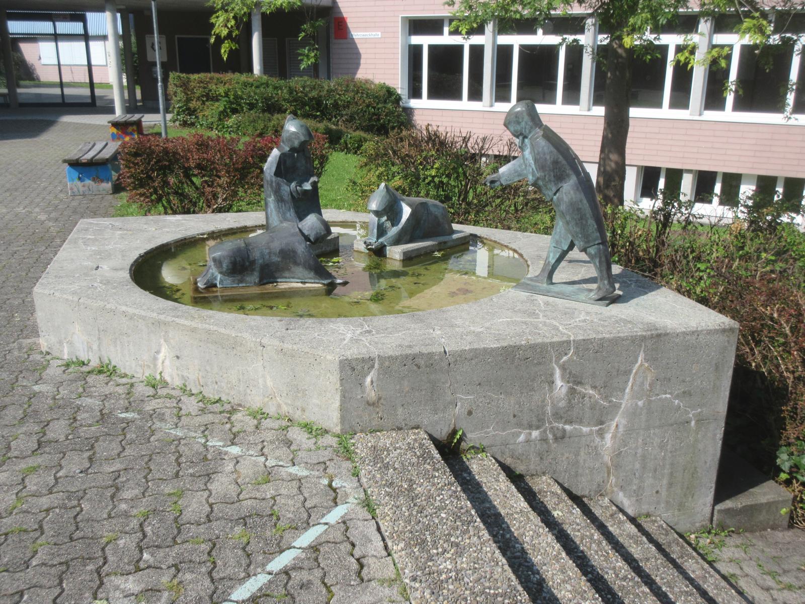 Kreis-Oberstufenschule Seedorf *** 1994 *** Beton *** Bronze *** Bildhauer: "TW"; Cire perdue, A. Bründler, Winterthur