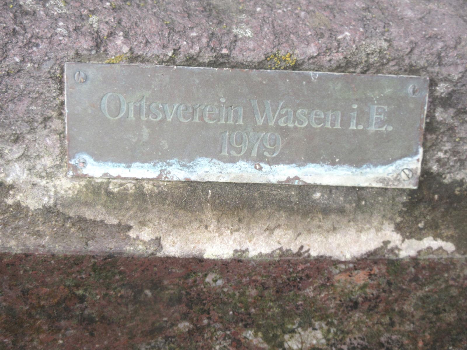 Findling aus rotem, konglomeratischem Verrucano. Besonders gut sind Färbung und der konglomeratische Charakter im Wasser (unten im Bild) erkennbar. Der Verrucano ist vom sernifitischen Typus, welcher in der Regel aus dem Glarnerland stammt und verschiedenenorts als Findling im Mittelland abgelagert wurde. Findling aus rotem, konglomeratischem Verrucano. Besonders gut sind Färbung und der konglomeratische Charakter im Wasser (unten im Bild) erkennbar. Der Verrucano ist vom sernifitischen Typus, welcher in der Regel aus dem Glarnerland stammt und verschiedenenorts als Findling im Mittelland abgelagert wurde.