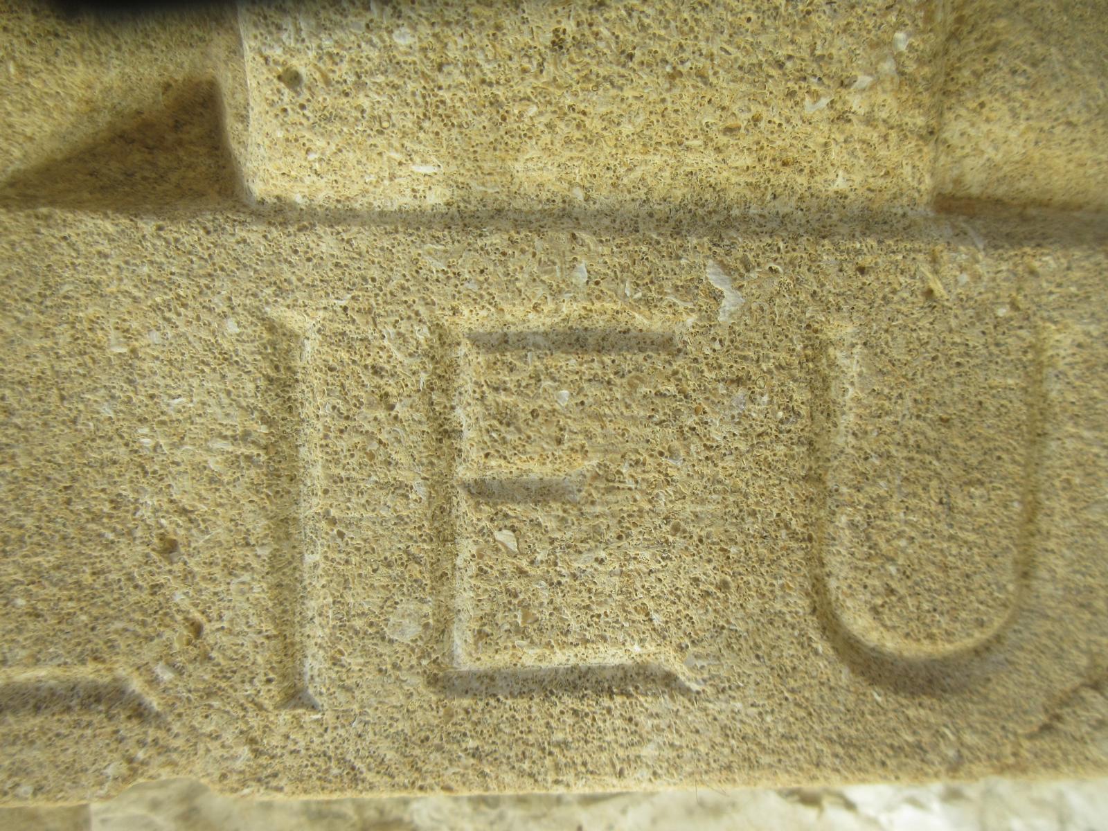 Relief aus Pierre Jaune de Nechâtel, einem bei Hauterive/NE abgebauten gelblichen Kalk mit Mu-schelbruchstücken (weiss) und Ooiden (kugelförmigen Gebilden, welche sich im tropischen Flachmeer gebildet hatten). Die Ooide sind als Hohlformen (Poren) erhalten geblieben. Relief aus Pierre Jaune de Nechâtel, einem bei Hauterive/NE abgebauten gelblichen Kalk mit Mu-schelbruchstücken (weiss) und Ooiden (kugelförmigen Gebilden, welche sich im tropischen Flachmeer gebildet hatten). Die Ooide sind als Hohlformen (Poren) erhalten geblieben.